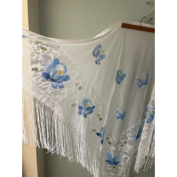Vintage | White Lace Blue Floral Fringe Shawl - Picture 5 of 7